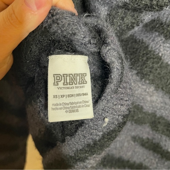 PINK Victoria's Secret Black & Gray Tiger Striped Fuzzy Cropped Sweater XS - Picture 7 of 8